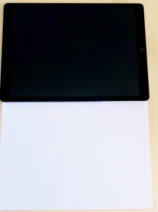 De 12,9" iPad Pro tegenover een A4 papier